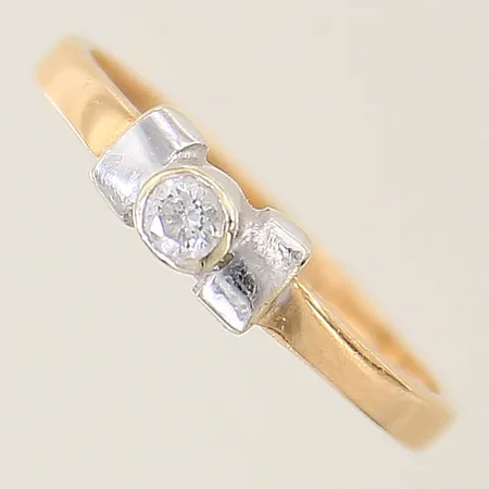 Ring med vit sten stl:17¼ bredd 1,9-4,3mm, tvåfärgad 18K Vikt: 2,1 g