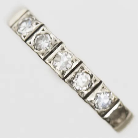 Ring med diamanter 5 x ca 0,03ct, stl 16¾, bredd 3mm, saknar en sten, 18K vitguld Vikt: 2,2 g