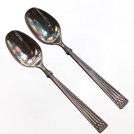 Två skedar, längd:11,3cm, gravyr, 830/1000 silver. Vikt: 19,4 g