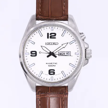 Herrur Seiko Kinetic Ø41mm, quartz, dag/datum, 5M83-0AA0, 301311, mycket sliten, fungerande vid katalogisering men troligt behov av batteribyte, slitet läderband ej original, inga tillbehör