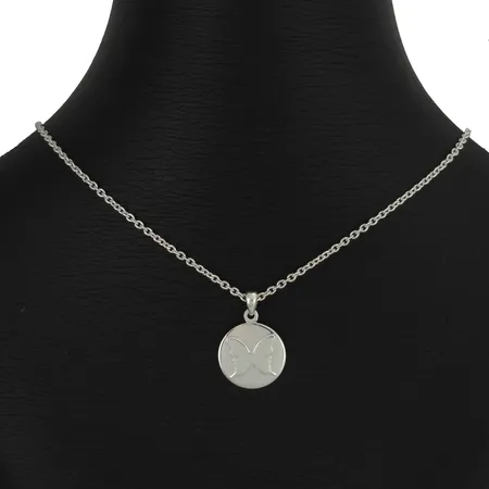 Halsband Carolina Gynning silver 925/1000, längd 39,5 cm (+ 6 cm inkl. avslutande kedja med dekor), hänge Ø15 mm, fint skick, sparsamt använd Vikt: 7,6 g