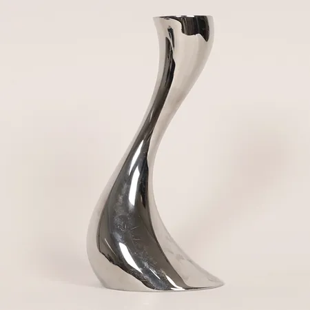 Ljusstake Georg Jensen Cobra formgiven av Constantin Wortmann Denmark, höjd 16cm, bredd 35-75mm, rostfritt stål