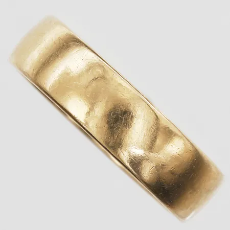 Ring slät stl 16, bredd 5mm, gravyr, bruksslitage, 18K. Vikt: 5,4 g
