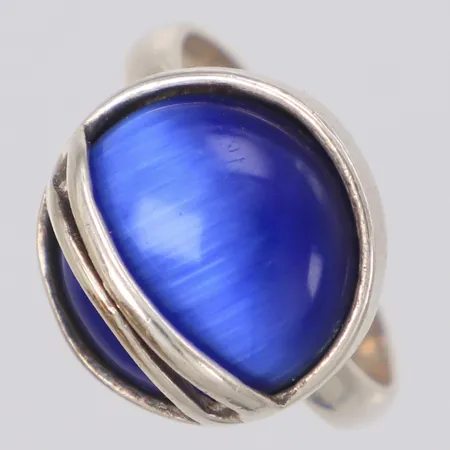 Ring med blå sten stl:17½, bredd 15,7mm, BEZGIN, 925/1000 silver Vikt: 6,4 g