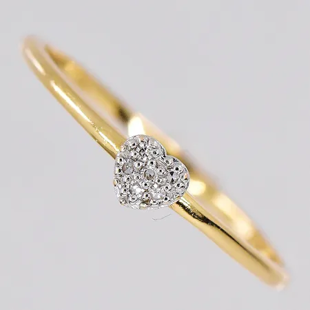 Ring med vita stenar stl:18 GHA 18K Vikt: 1,1 g