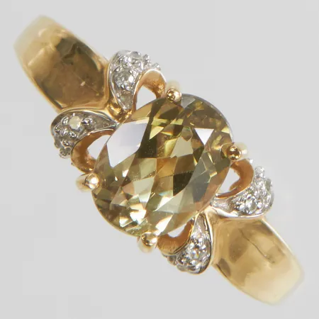 Ring med grön diaspor ca.8x6mm samt diamanter 8 x ca.0,005ct, 8/8-slipade, stl:17¼, bredd 2-8mm, 10K Vikt: 3,0g Vikt: 3 g