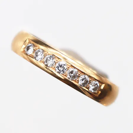 Ring med 7 x0,21ct diamanter, stl:17¼, bredd:4mm, 18K. Vikt: 3,5 g