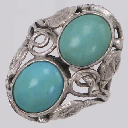 Ring med turkosa stenar stl:15¼, bredd 22,5mm, bucklig, 925/1000 silver Vikt: 3,9 g