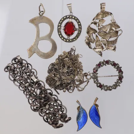 Diverse silver, defekt, stenar saknas, 830-925/1000 silver Vikt: 81,4 g