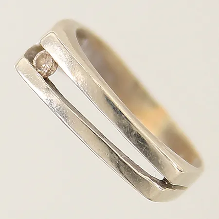 Ring med diamant ca 0,06ct stl:17 bredd:3-5mm vitguld, något skev skena, i behov av omrodiering, 18K Vikt: 3,6 g
