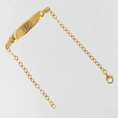 Armband med bricka längd 15cm bredd ca 3-6,5mm gravyr, repig något buckligt, 21K Vikt: 3,2 g