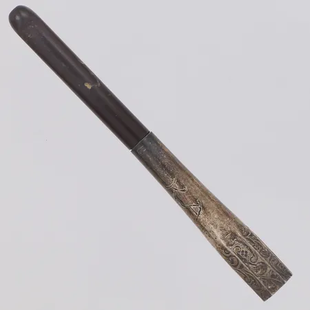 Cigarettmunstycke med floral dekor, längd 75mm, silver och plast, finland, slitage på plast, 813/1000 silver Vikt: 5,5 g