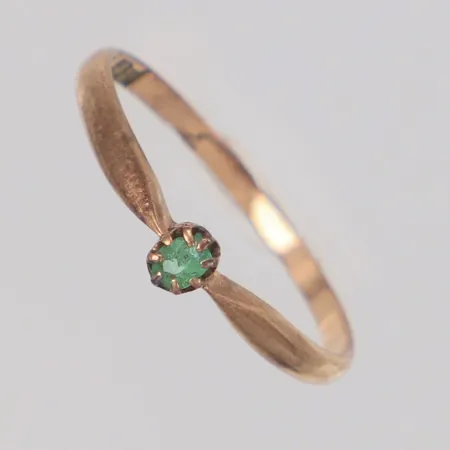 Ring med grön sten stl:16¼, bredd 3,2mm, skadad, 14K  Vikt: 0,9 g