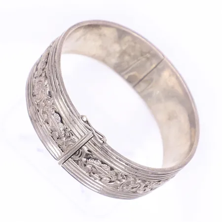Armring Ø60mm öppningsbar, bredd 21mm, utländska stämplar, ihålig, slitage, silver 830/1000 Vikt: 40,2 g