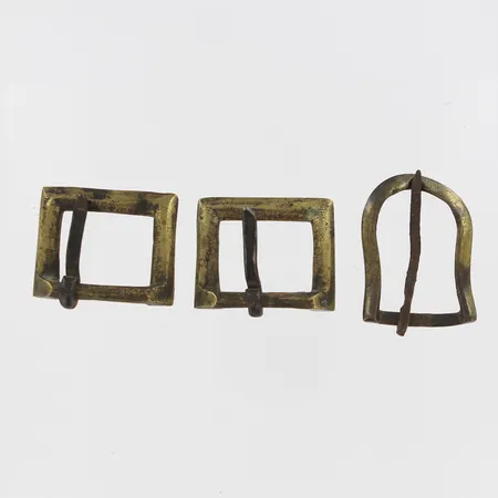 3 Spännen i metall, 17/1800-tal, bredd 3,5-4,5cm