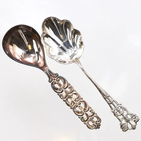 2 Silverskedar olika modeller, längd:12,5-14cm, 830/1000 silver. Vikt: 46,9 g