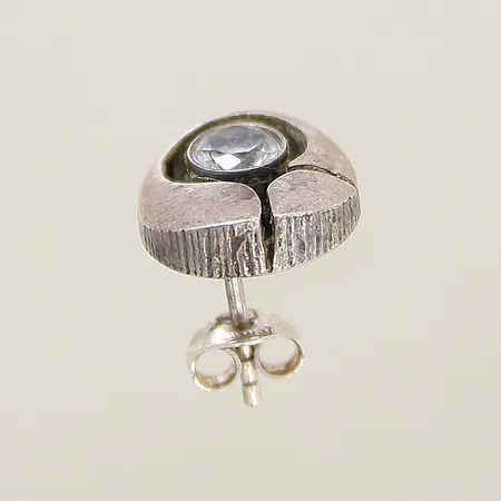 Ett udda örhänge med bergkristall Karl Laine Ø12mm silver 925/1000 Vikt: 2,1 g