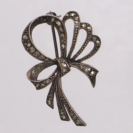 Brosch med markasiter, ca 37x25,5mm, saknar en markasit. 830/1000 silver Vikt: 5 g
