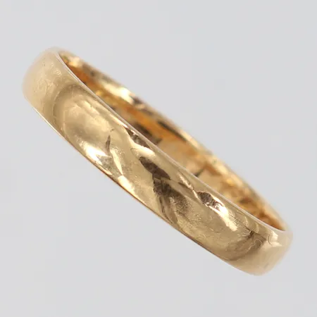 Ring slät stl:21½ bredd 4mm gravyr 18K.  Vikt: 4,7 g