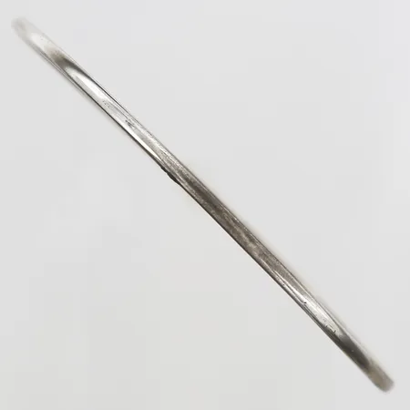 Armring innermått ca 70x62mm, bredd 2mm, Carl Hoff AB, Helsingborg år 1959, ojämnheter, silver 830/1000. Vikt: 5,8 g