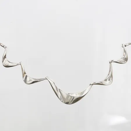Collier med integrerat hänge GHA längd 47cm, bredd 2-12mm, 925/1000 Silver. Vikt: 19,4 g