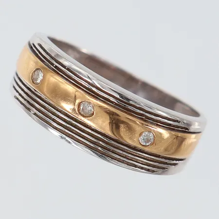 Ring med vita stenar stl: 19¼ bredd 5-8mm tvåfärgat 18K.  Vikt: 5 g