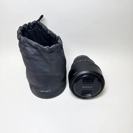 Objektiv Sony FE 50mm f/1.2 GM Lens, modellnr:SEL50F12GM, serinr 1814156 bländarskydd, kartong. Skickas med postpaket.