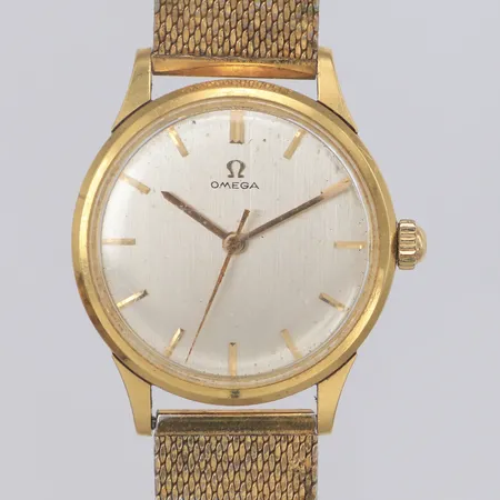 Herrur Omega 18K, manuell, ca 35mm, boettnr 131 009, serienr 19807729, Cal 286, går ej, skadad, bucklig boett, repigt plexiglas, slitet stålarmband ej original, inga tillbehör.