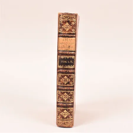 Bok "Essai analytique sur les facultés de l'âme" av Charles Bonnet, tredje upplagan, 1775, med exlibris Peter Von Hemert, troligen med senare band, åldersbetingat slitage, ej fullständigt genomgången.  