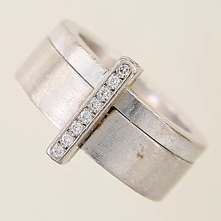 Ring med diamanter 14 x ca 0,01ct stl:17 bredd 8,5-13,8mm, gravyr, vitguld 18K Vikt: 21,8 g