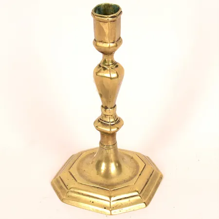 Ljusstake mässing Barock 1700-tal, lagad, åldersbetingat slitage, höjd 19cm. Vikt: 0 g Skickas med postpaket.