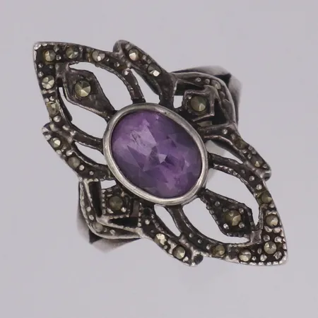 Ring med markasiter samt lila sten stl:19 bredd 31,1mm, silver 925/1000 Vikt: 6,6 g