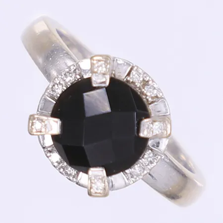 Ring med diamanter 12x ca 0,005ct samt svart sten stl:17¾, bredd 3-11mm, i behov av omrodiering, vitguld 18K Bruttovikt: 8,4g Vikt: 8,4 g