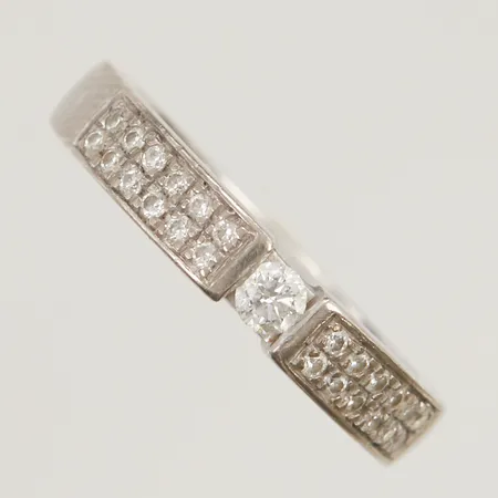 Ring stl15 bredd:3,2mm graverad med diamanter 24x0,01ct 1x0,05ct 18K 3,4g.