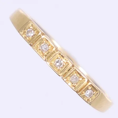 Ring med vita stenar stl:16½, bredd 2-3mm, missformad skena, 18K Vikt: 1,7 g