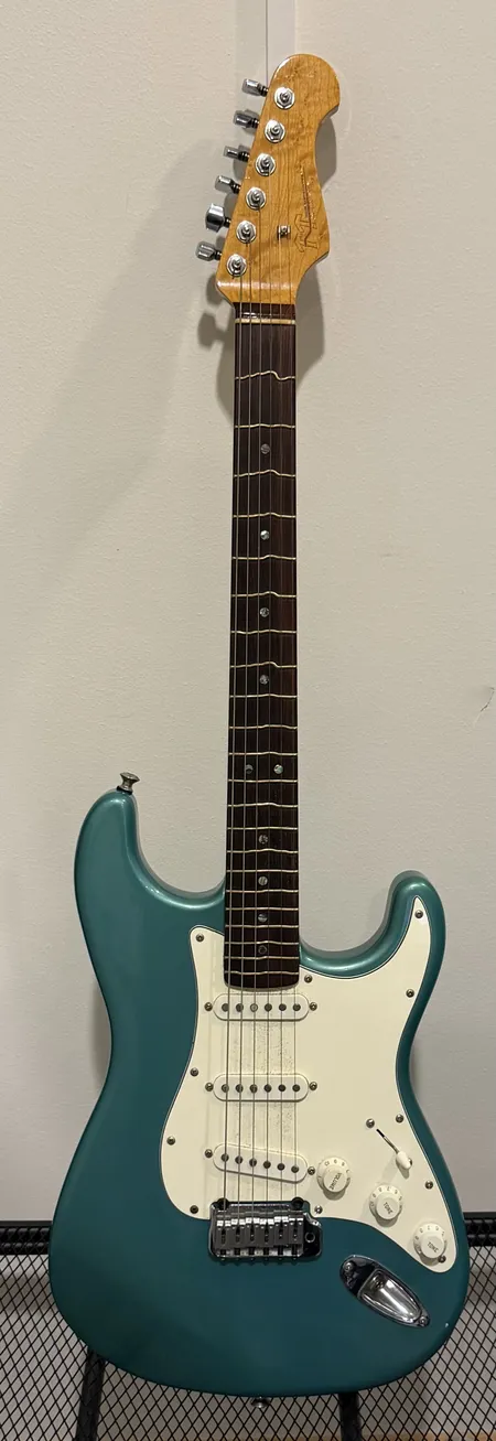 Elgitarr Strata modell, True Temprament hals, kropp och elektronik gjord av Lars Arvidsson, Gnu-Musik, mickar Lundgren pickup vintage 50, i etui Skickas med Bussgods eller PostNord
