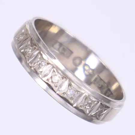 Ring med diamanter totalt 6xca 0,005ct stl:16¾ bredd 4mm vitguld, gravyr, 18K Vikt: 3 g