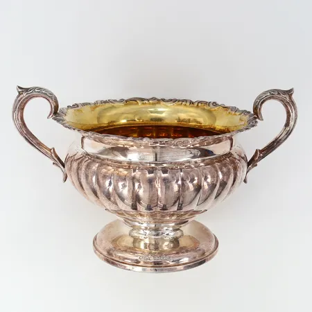 Skål höjd 9cm förgylld gravyr Silver 830/1000. Vikt: 132,6 g