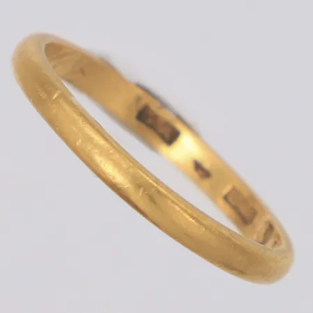 Ring slät stl:17½, bredd 2,1mm, gravyr, skev, 23K  Vikt: 3 g