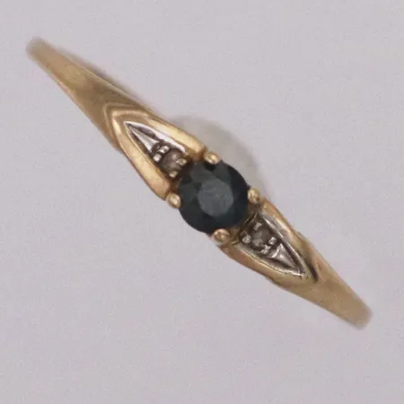 Ring med diamanter 0,02ct enligt gravyr och safir stl: 17½, bredd, 3mm, 14K Vikt: 1,1 g