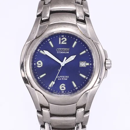 Herrur Citizen Titanium Sapphire Ø40mm, quartz, datum, titan, integrerad länk, två extra länkbitar, mycket sliten, går ej troligt batteribyte, inga tillbehör