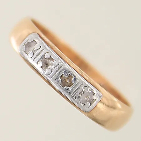 Ring med vita syntetiska spineller stl:19¼ bredd:4mm vitguldsdetaljer, gravyr, stenar med nagg, 14K Vikt: 4,9 g