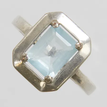 Ring med blå topas, stl:17½, bredd 2-13mm, 925/1000 silver Vikt: 2,6g Vikt: 2,6 g