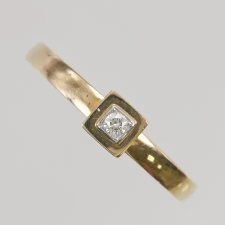 Ring stl17,5, bredd:2,1-4,7mm med diamant 0,04ct 14K 3,4g.