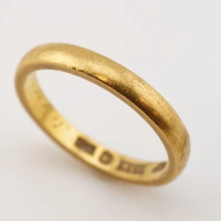 Ring, stl 19(0), bredd 3mm, 23k, gravyr Vikt: 5,5 g