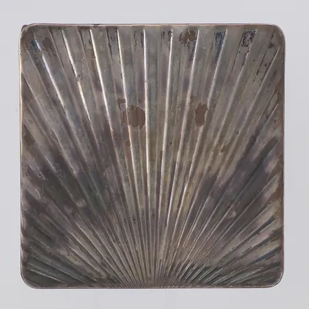Puderdosa med dekor i relief, art deco, mått 57x57mm, insida med spegel, gravyr, importstämplad, 830/1000 silver Vikt: 63,2 g