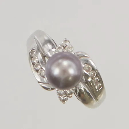 Ring stl17 bredd:2,6-10,8mm med färgad sötvattenpärla samt diamanter 14xca. 0,01ct, vitguld, 18K, 5,1g.