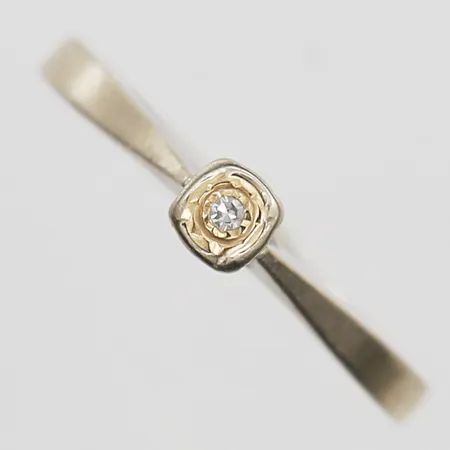 Ring med diamant ca 0,005ct, stl 16½, bredd 1,5-3mm, slitage, 18K vitguld. Vikt: 1,6 g