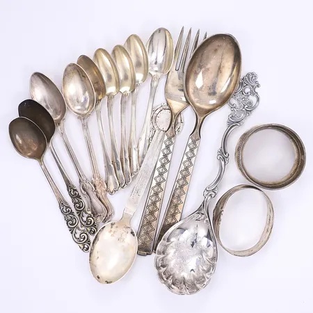 Parti silverbestick varav två servettringar 830/1000 silver Vikt: 280,4 g