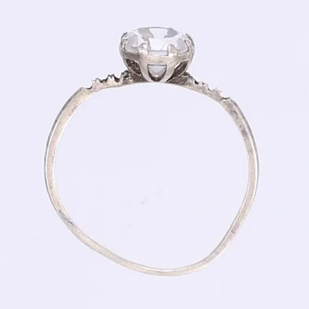 Ring med vit sten stl:16¼ bredd 1-6mm ojämn i formen 925/1000 silver Vikt: 0,7 g